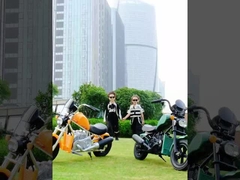 Trẻ em đi xe máy điện với máy nghe nhạc và đèn pha LED